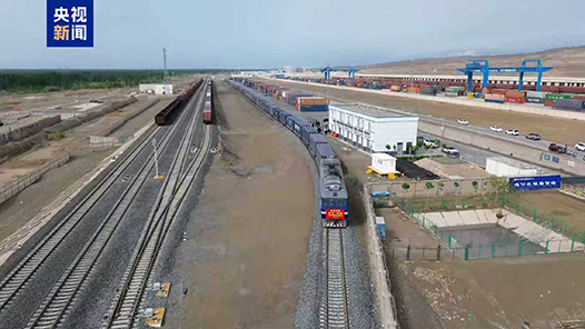 新疆開行全國(guó)首趟“雪蓮速運(yùn)”棉布班列