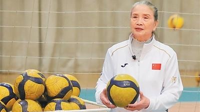 74歲女排教練葛淑茹：“排球還在轉(zhuǎn)，我就想接著打”